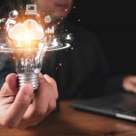 Las 10 principales tendencias del desarrollo de software en el 2021 hand-holding-lightbulb-with-cloud-computing-and-technology-icons-such-as-laptop-computer-graph-cloud-technology-management-big-data-include-business-strategy.jpg